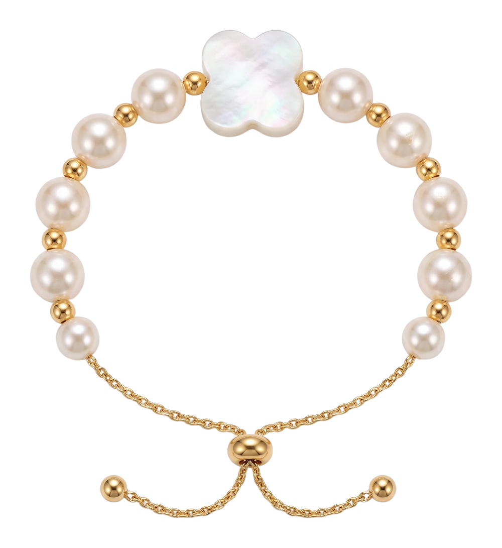 Bracciale di perle bianche con un fiore in madreperla a quattro petali, indossato al polso
