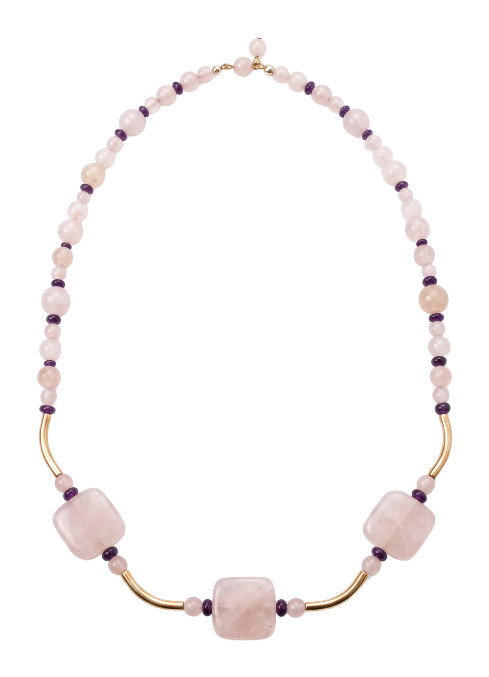 Collana di grani di quarzo rosa con due pietre sfaccettate e curve d'argento, indossata sul petto