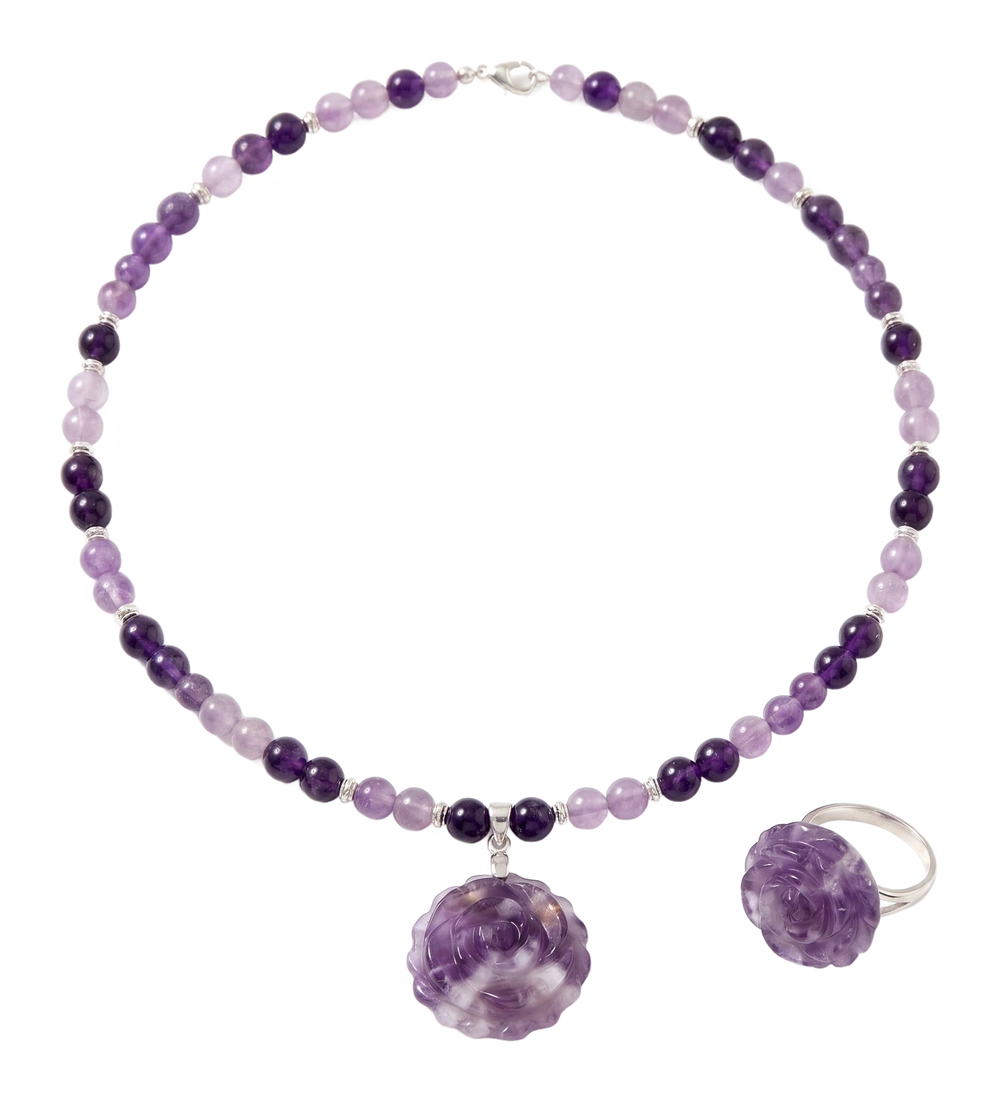 Anello con rosa d'ametista intagliata al dito e collana di perle d'ametista con pendente a rosa