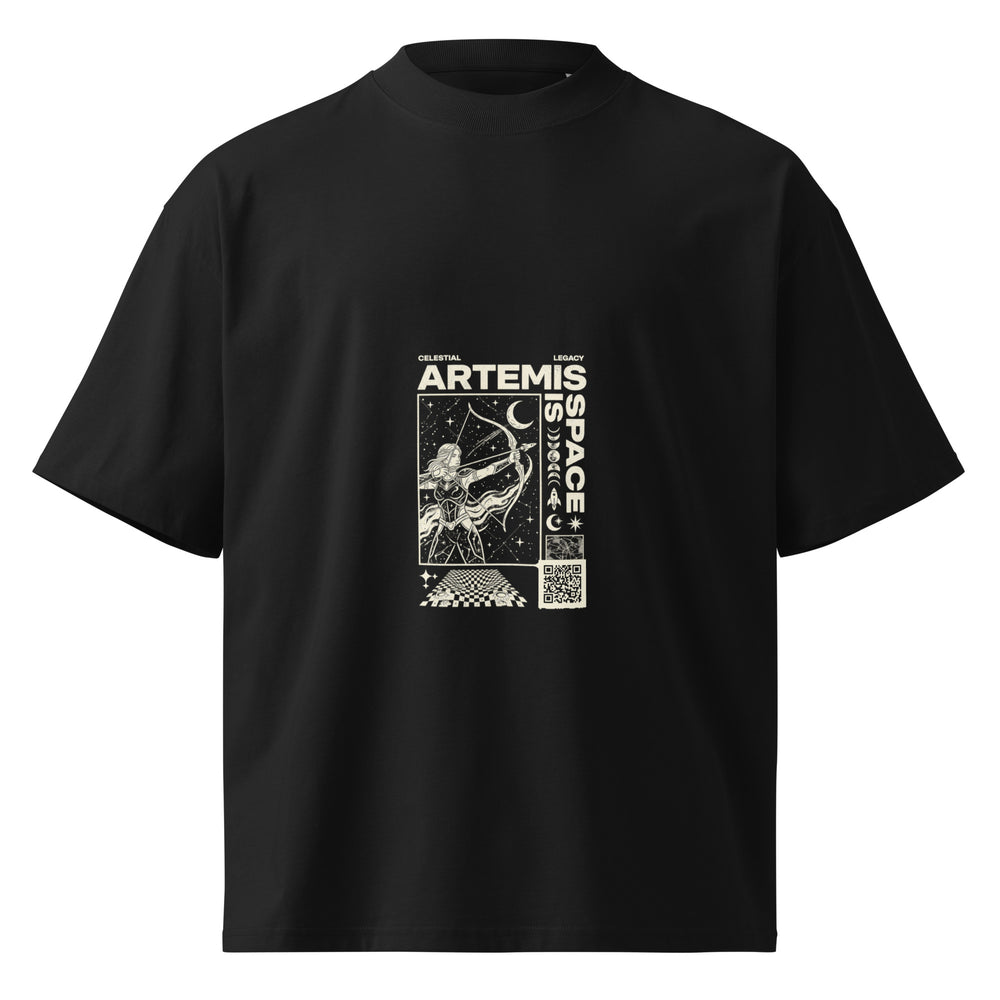 T-shirt oversize organica nera vista di fronte, con Artemide arciera, stelle, luna, scritte color avorio e QR