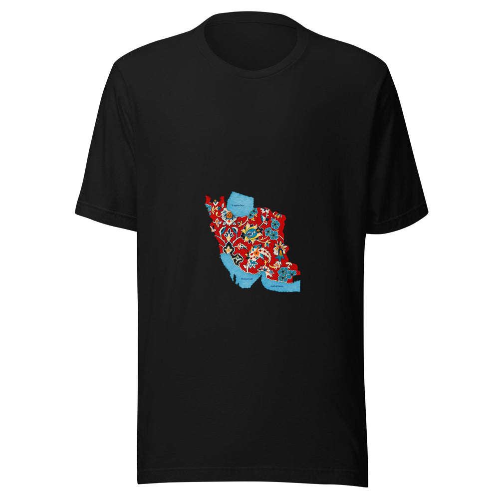 Maglietta unisex nera vista di fronte. Una sagoma iraniana accoglie grandi fiori e foglie su fondo rosso; tre superfici turchesi portano i nomi del Caspio, del Golfo Persico e del Golfo di Oman. Mockup del capo completo.