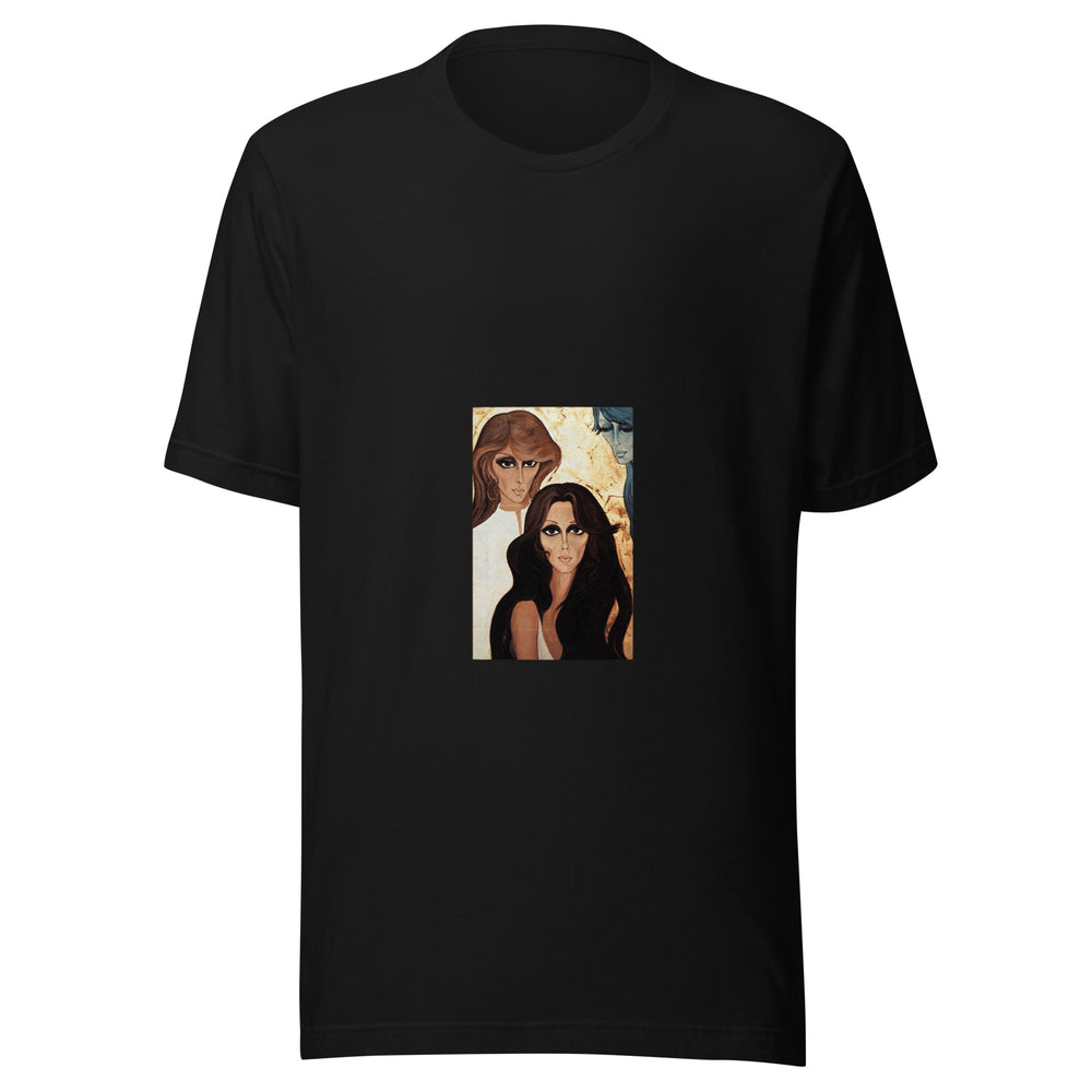 Maglietta unisex nera vista di fronte. Volti dai grandi occhi si sovrappongono su un fondo crema e oro. Mockup del capo completo.