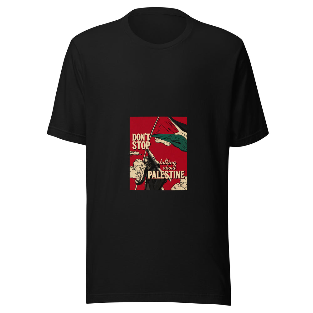 Maglietta unisex nera vista di fronte. Una figura con kefiah alza una bandiera palestinese fra nuvole color crema, sul fondo rosso. Mockup del capo completo.