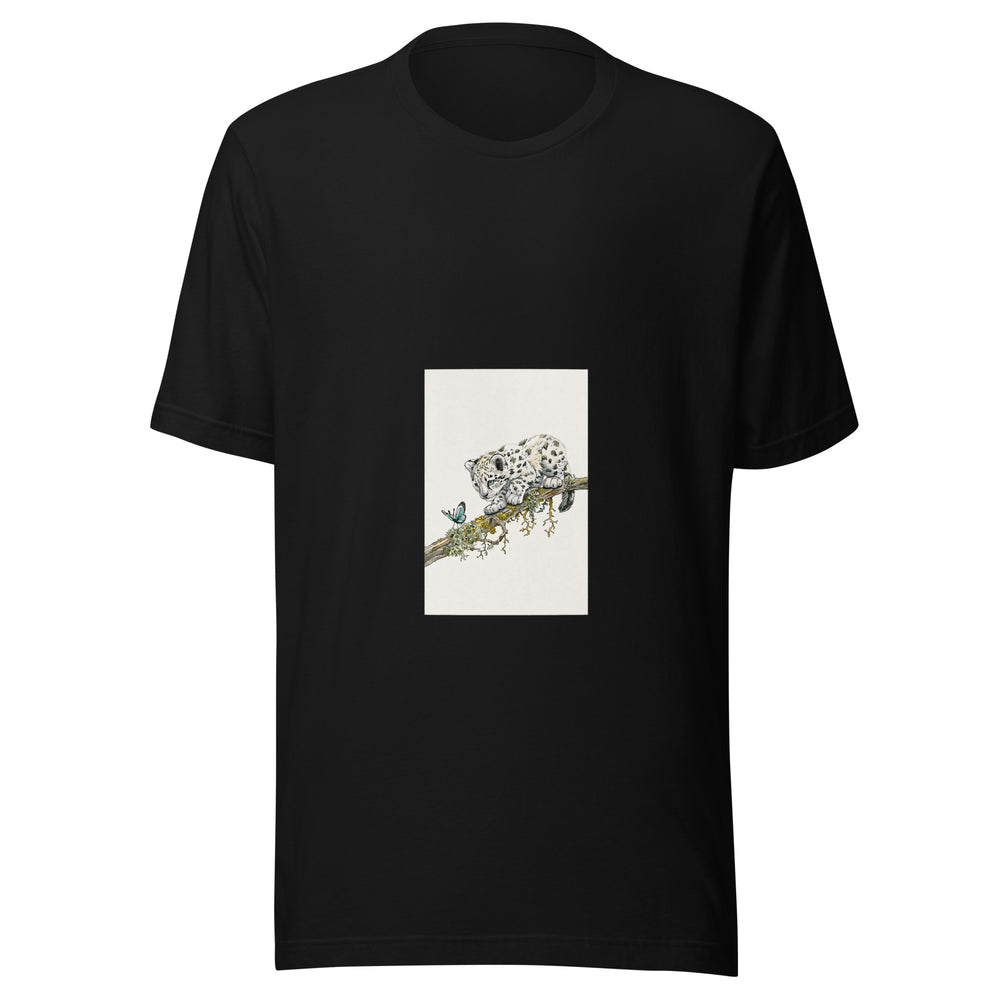 Maglietta unisex nera vista di fronte. Un cucciolo di leopardo delle nevi si accovaccia su un ramo coperto di licheni e osserva una farfalla azzurra. Mockup del capo completo.