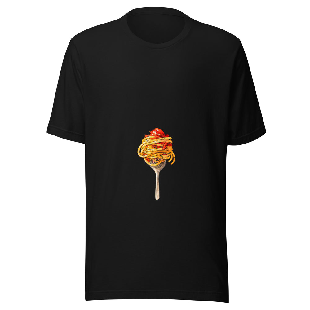 Maglietta unisex nera vista di fronte. Pasta lunga, salsa rossa e piccoli frammenti verdi si avvolgono intorno a una forchetta. Mockup del capo completo.
