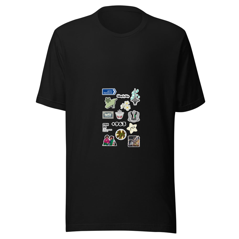 Maglietta unisex nera vista di fronte. Cartello bilingue di Damasco, mappa, fiori, tazza, francobollo, emblema e una scena di mercato compongono un collage di identità siriana. Mockup del capo completo.