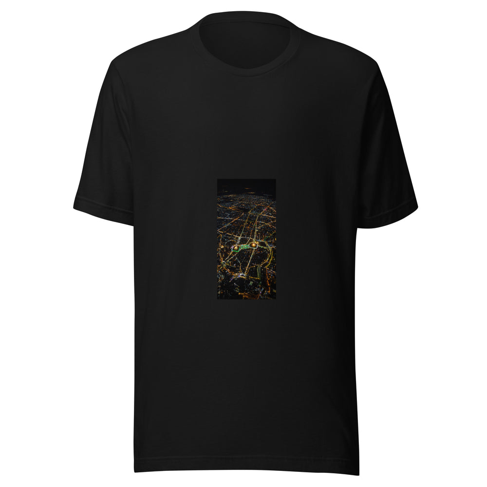 Maglietta unisex nera vista di fronte. Il Pin presenta questa veduta aerea notturna come Karbala, in Iraq. Mockup del capo completo.