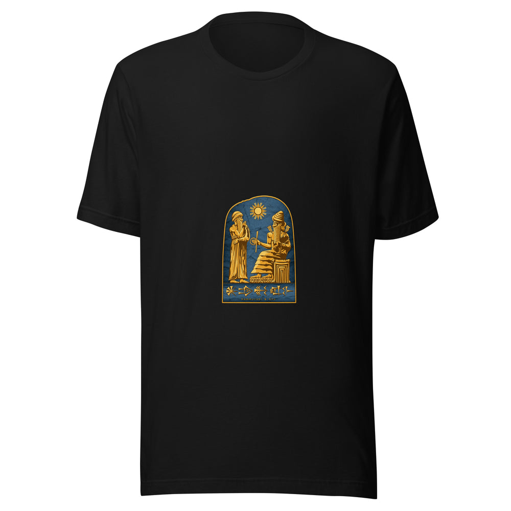 Maglietta unisex nera vista di fronte. Due figure dorate si fronteggiano sotto un disco solare; la didascalia le indica come Hammurabi e Utu. Mockup del capo completo.