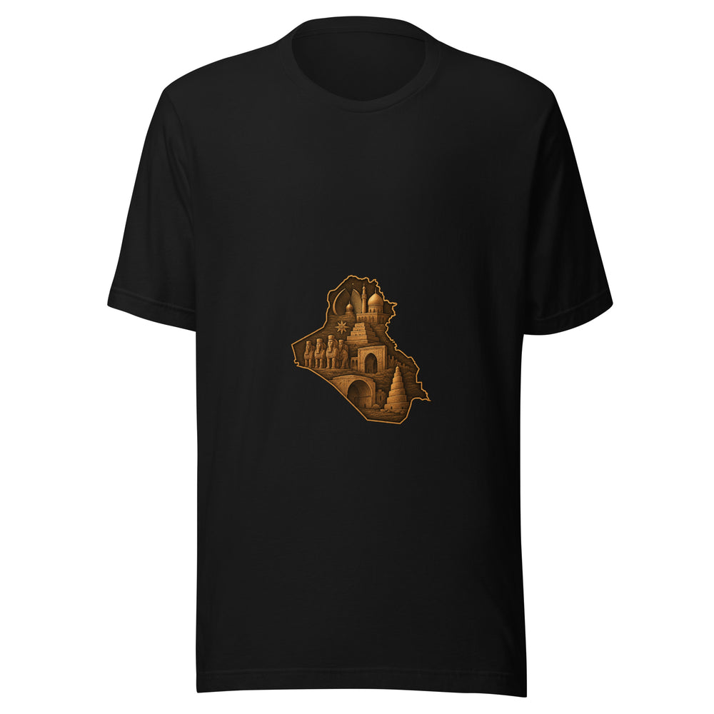 Maglietta unisex nera vista di fronte. Figure alate, archi, gradoni e cupole occupano una sagoma dorata associata all’Iraq dal titolo del Pin, contrassegnato «Modificato dall’IA». Mockup del capo completo.