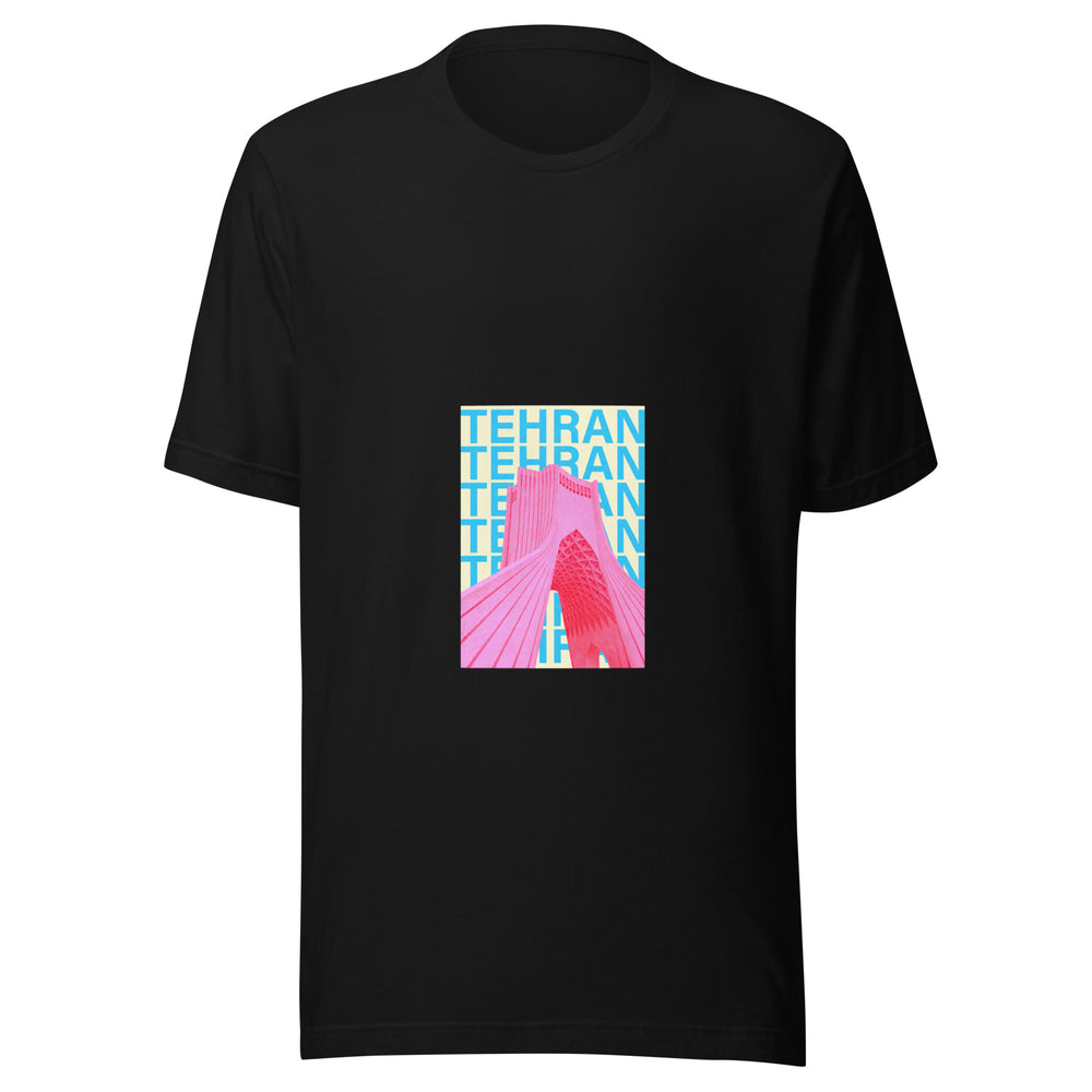 Maglietta unisex nera vista di fronte. La torre Azadi vista dal basso, tinta di rosa, attraversa il nome TEHRAN ripetuto in ciano su fondo chiaro. Mockup del capo completo.