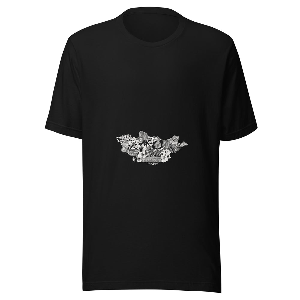 Maglietta unisex nera vista di fronte. Il profilo della Mongolia ospita piccoli animali, spirali, nodi intrecciati, reticoli e fasce geometriche. Mockup del capo completo.
