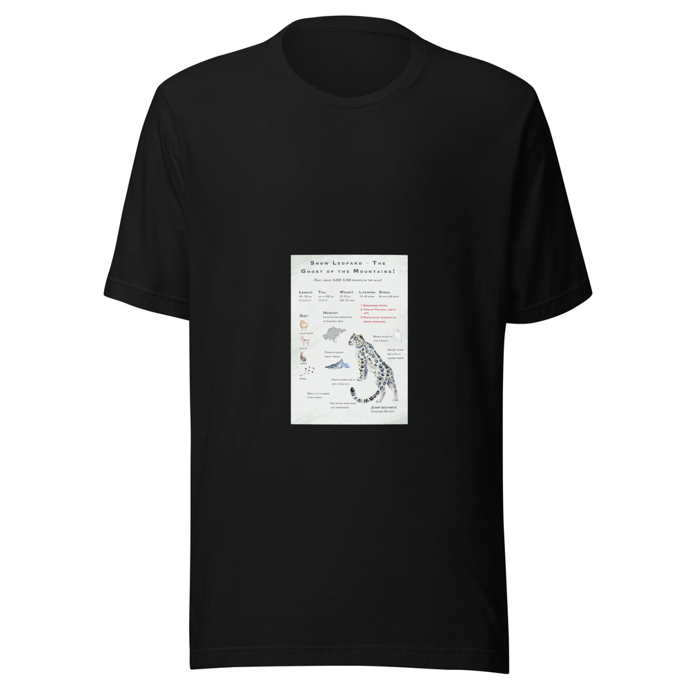 Maglietta unisex nera vista di fronte. Un leopardo delle nevi appare al centro di una tavola con mappa, animali della dieta, montagna e fantasma. Mockup del capo completo.