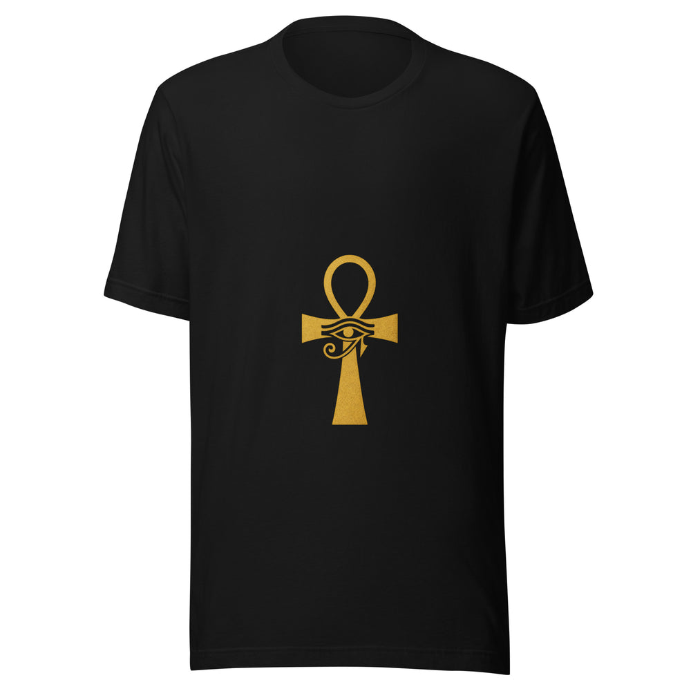 Maglietta unisex nera vista di fronte. La composizione dorata intreccia l’ankh e l’occhio wedjat. Mockup del capo completo.