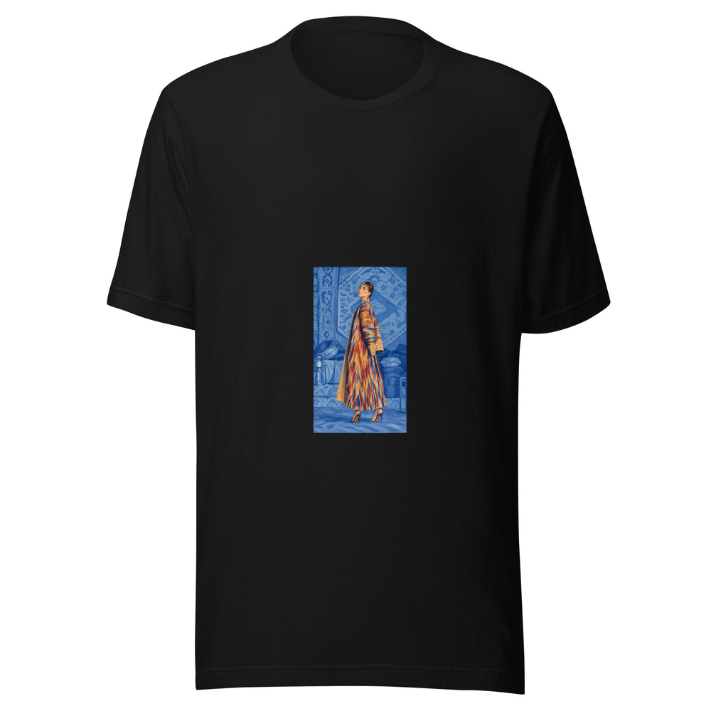 Maglietta unisex nera vista di fronte. Una figura volta il viso verso chi guarda; la veste policroma risalta fra tessuti, cuscini e lanterne blu. Mockup del capo completo.