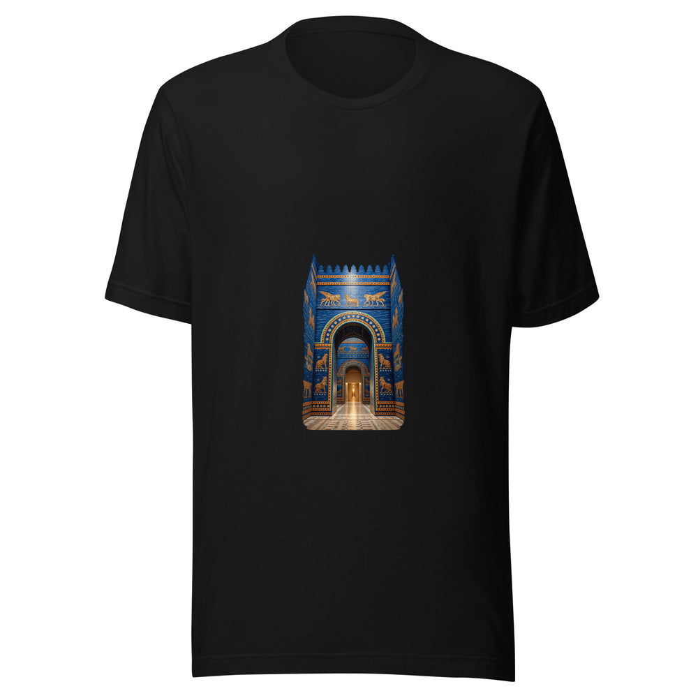 Maglietta unisex nera vista di fronte. Archi successivi guidano lo sguardo attraverso pareti di mattoni blu, fasce color oro e figure animali, fino al corridoio luminoso. Mockup del capo completo.