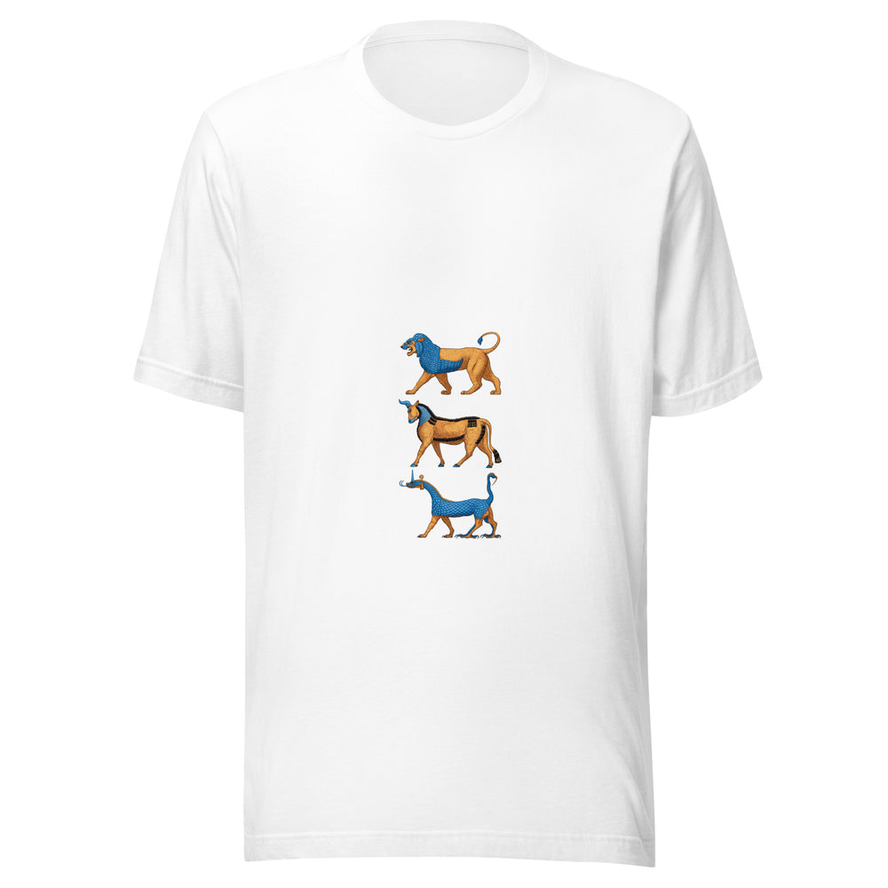 Maglietta unisex bianca vista di fronte. Un leone, un toro e un drago avanzano verso sinistra in tre registri, alternando blu e ocra. Mockup del capo completo.