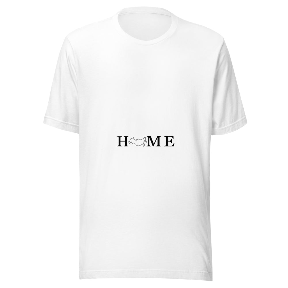Maglietta unisex bianca vista di fronte. Tre lettere nere e un profilo geografico sostituito alla O compongono visivamente HOME, la parola inglese per casa. Mockup del capo completo.