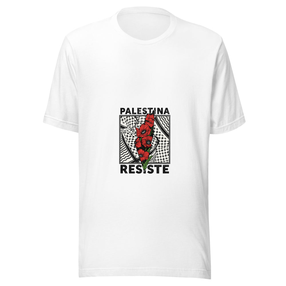 Maglietta unisex bianca vista di fronte. Papaveri rossi attraversano una cornice con il motivo della kefiah, fra le parole «PALESTINA» e «RESISTE». Mockup del capo completo.