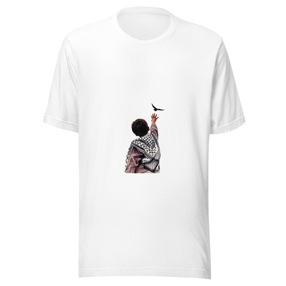 Maglietta unisex bianca vista di fronte. Visto di spalle, un bambino porta la kefiah sulle spalle e tende una mano verso la sagoma scura di un uccello. Mockup del capo completo.