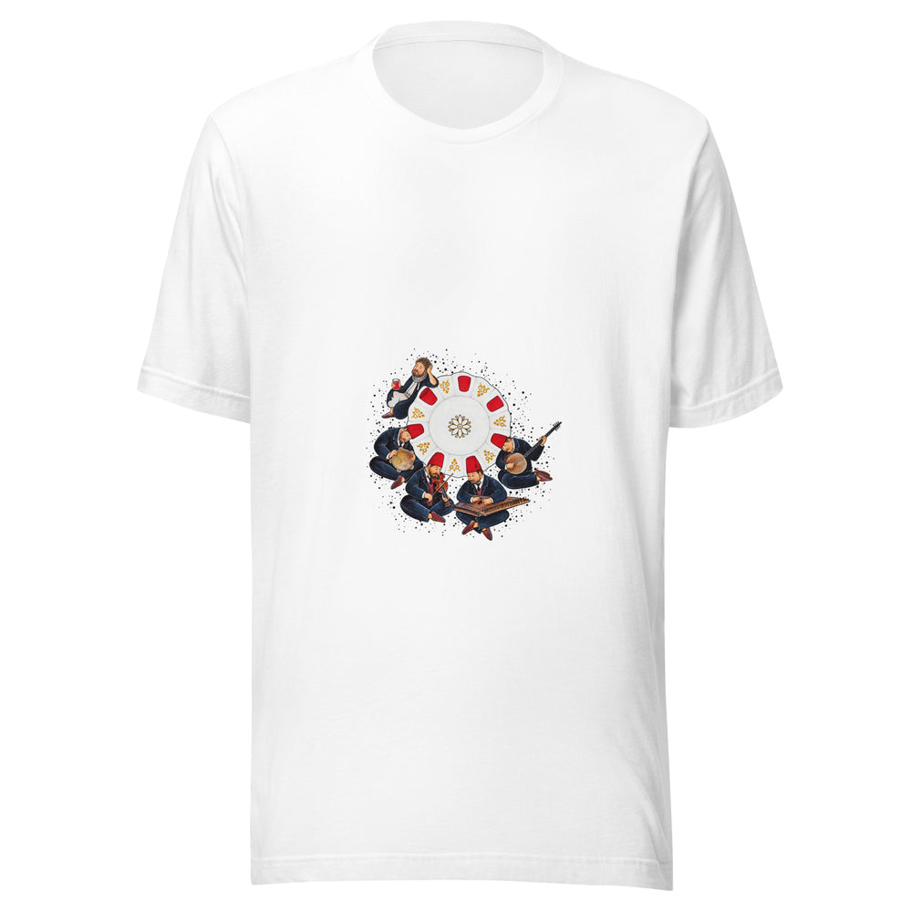 Maglietta unisex bianca vista di fronte. Quattro musicisti e una figura con un bicchiere si raccolgono intorno a un cerchio decorato. Mockup del capo completo.