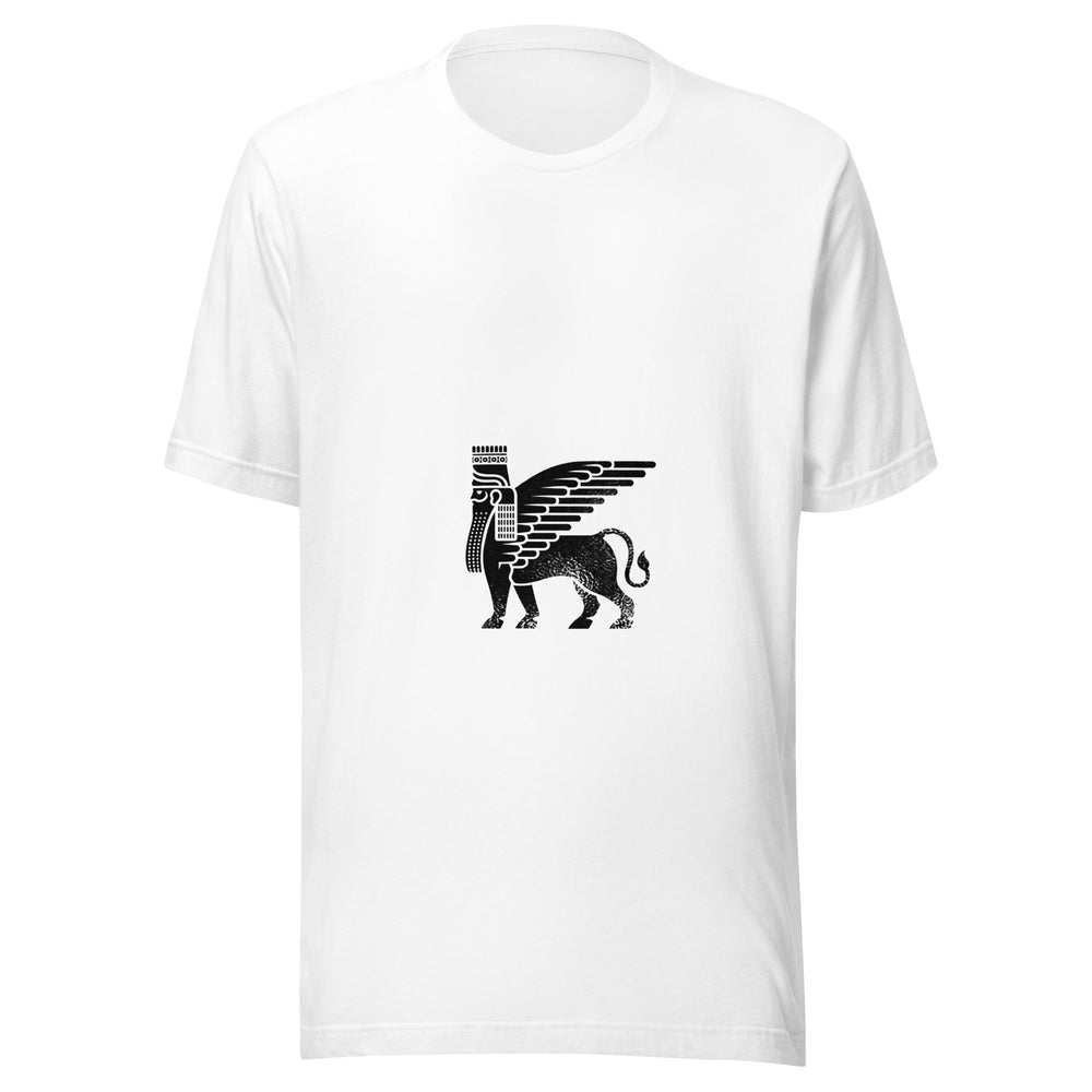 Maglietta unisex bianca vista di fronte. Una testa umana coronata e barbuta, un corpo animale e un’ala compongono questo guardiano grafico. Mockup del capo completo.