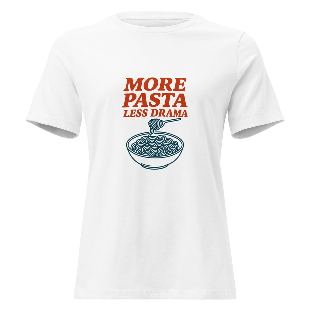 T-shirt donna morbida bianca vista di fronte, con scritta arancione More Pasta Less Drama e ciotola petrolio di spaghetti sollevati da una forchetta