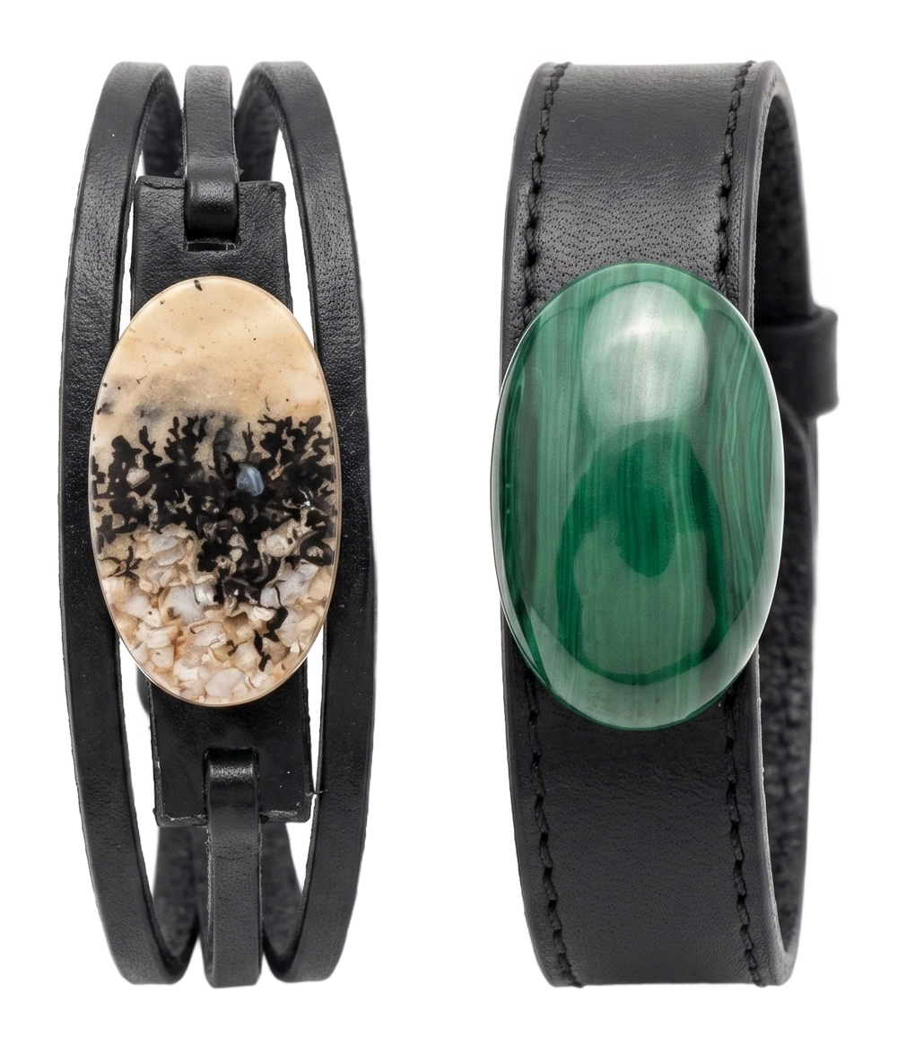 I due bracciali in cuoio nero al polso, con la malachite verde e l'agata a rami scuri
