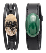 I due bracciali in cuoio nero al polso, con la malachite verde e l'agata a rami scuri