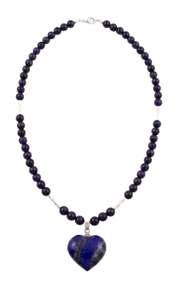 Collana di sfere di lapislazzuli blu notte con pendente a cuore appeso a un occhiello d'argento