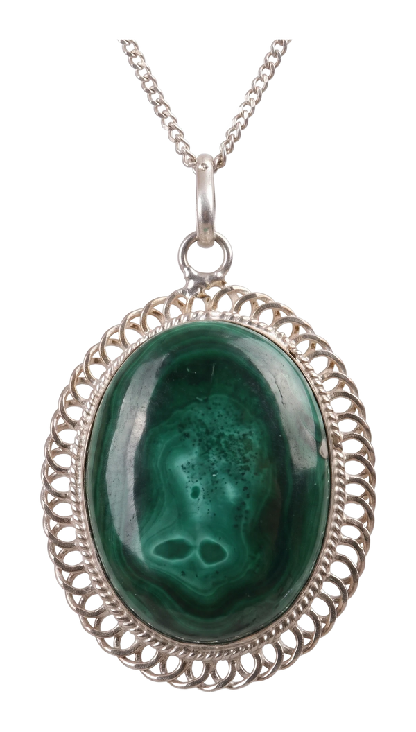 Collana indossata: grande cabochon ovale di malachite verde in una montatura d'argento traforata