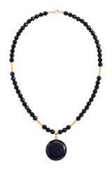 Collana di grani neri sfaccettati con pendente tondo blu notte