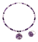 Anello con rosa d'ametista intagliata al dito e collana di perle d'ametista con pendente a rosa