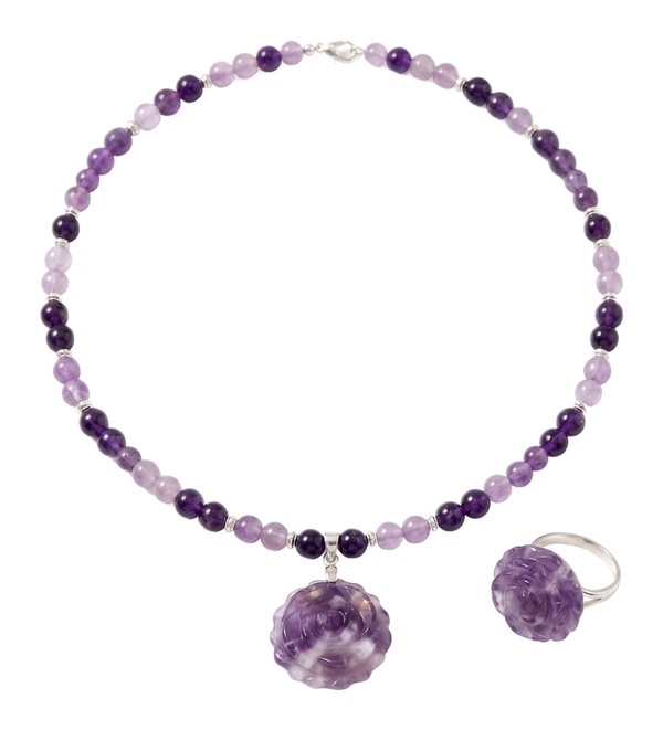 Anello con rosa d'ametista intagliata al dito e collana di perle d'ametista con pendente a rosa