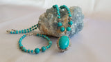 Collana e bracciale in grani di turchese, con pendente ovale a cabochon — la fotografia in bottega