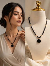 Collana di grani neri sfaccettati con pendente blu notte — la fotografia in bottega