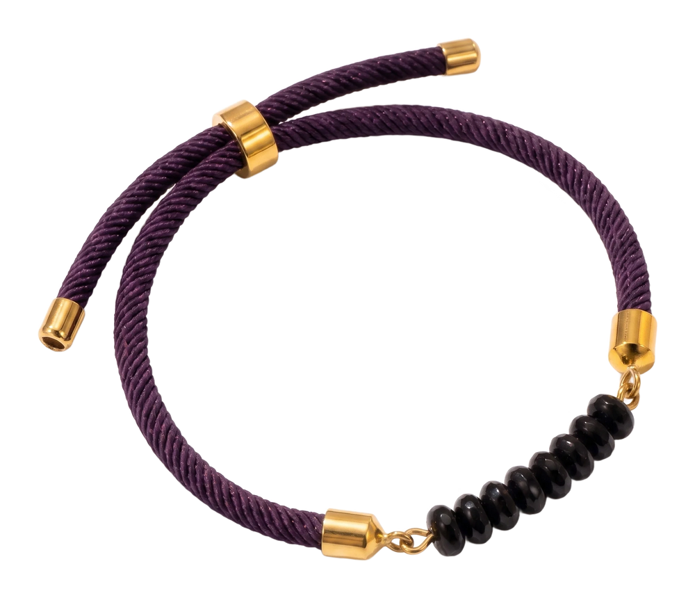 Tre bracciali in cordoncino di seta viola e verde, con terminali dorati e una pietra naturale al centro