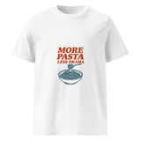 T-shirt regular organica bianca vista di fronte, con scritta arancione More Pasta Less Drama e ciotola petrolio di spaghetti sollevati da una forchetta