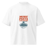 T-shirt oversize organica bianca vista di fronte, con scritta arancione More Pasta Less Drama e ciotola petrolio di spaghetti sollevati da una forchetta