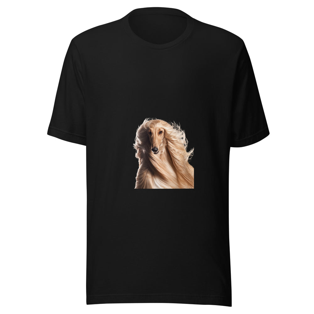 Il mantello nel vento: maglietta unisex nera, stampa frontale del cane dal pelo crema; mockup del capo completo.