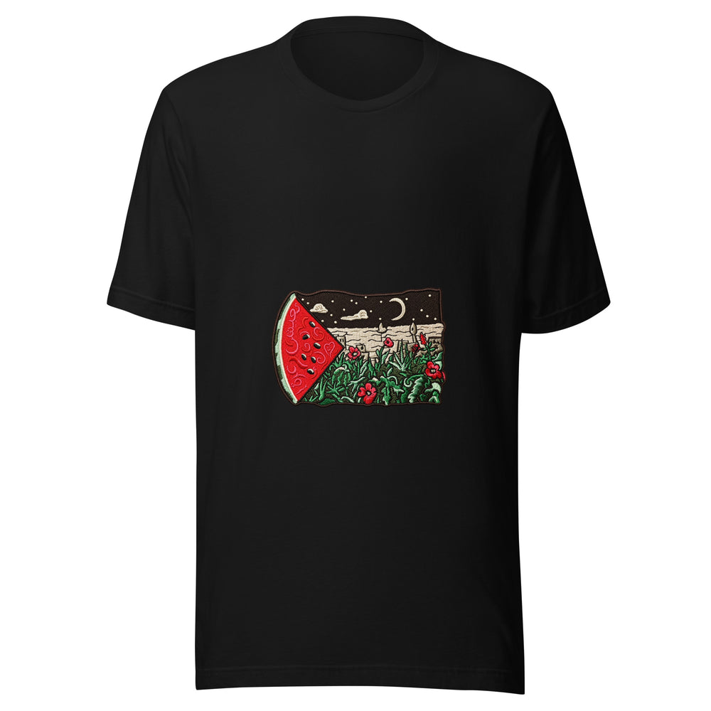 Maglietta unisex nera vista di fronte. Una fetta d’anguria affianca un giardino di fiori rossi, case chiare e una luna crescente, in una composizione dall’aspetto ricamato. Mockup del capo completo.