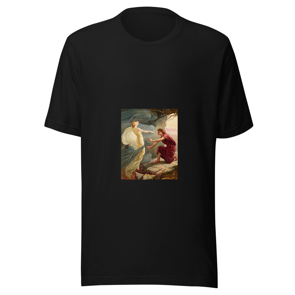 Maglietta unisex nera vista di fronte. Orfeo, in veste rossa, si protende verso Euridice, avvolta da drappi pallidi; una lira giace fra le rocce. Mockup del capo completo.