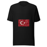 Maglietta unisex nera vista di fronte. Una mezzaluna e una stella bianche risaltano su un fitto motivo di pizzo rosso. Mockup del capo completo.