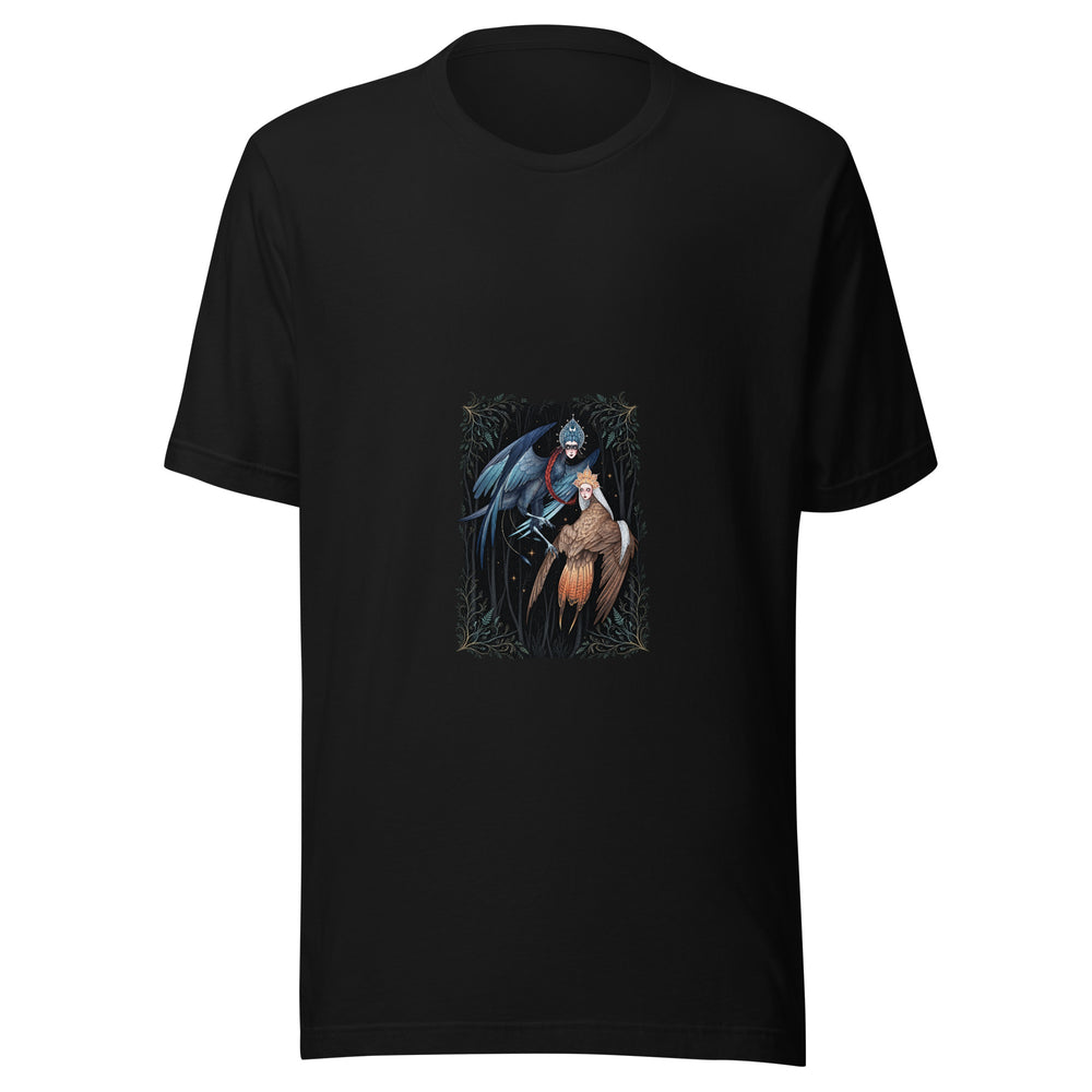 Maglietta unisex nera vista di fronte. Due creature dal volto femminile e dal corpo d’uccello emergono da un fondo scuro, fra piume blu e ocra e sottili foglie ornamentali. Mockup del capo completo.