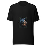 Maglietta unisex nera vista di fronte. Due creature dal volto femminile e dal corpo d’uccello emergono da un fondo scuro, fra piume blu e ocra e sottili foglie ornamentali. Mockup del capo completo.
