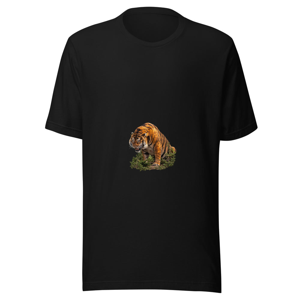 Maglietta unisex nera vista di fronte. La tigre avanza con la testa bassa e la bocca aperta, tra terra, rami e vegetazione che nascondono parte delle zampe. Mockup del capo completo.