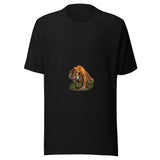 Maglietta unisex nera vista di fronte. La tigre avanza con la testa bassa e la bocca aperta, tra terra, rami e vegetazione che nascondono parte delle zampe. Mockup del capo completo.
