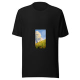 Maglietta unisex nera vista di fronte. Una piccola figura porta la bandiera palestinese su un pendio fiorito, sotto grandi nuvole luminose. Mockup del capo completo.
