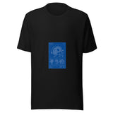 Maglietta unisex nera vista di fronte. Un leone con spada e sole raggiante compare in una grande figura e tre piccole viste, su una tavola blu annotata. Mockup del capo completo.