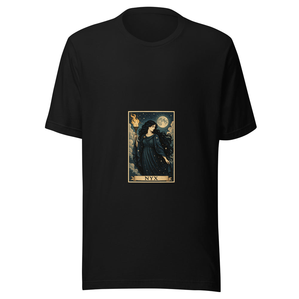 Maglietta unisex nera vista di fronte. Una donna dai lunghi capelli scuri stringe una torcia, fra nuvole, stelle e una grande luna. Mockup del capo completo.