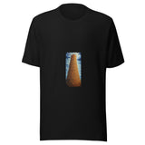 Maglietta unisex nera vista di fronte. Una torre ocra, composta da numerosi livelli ad arco, sale fra nuvole blu. Mockup del capo completo.